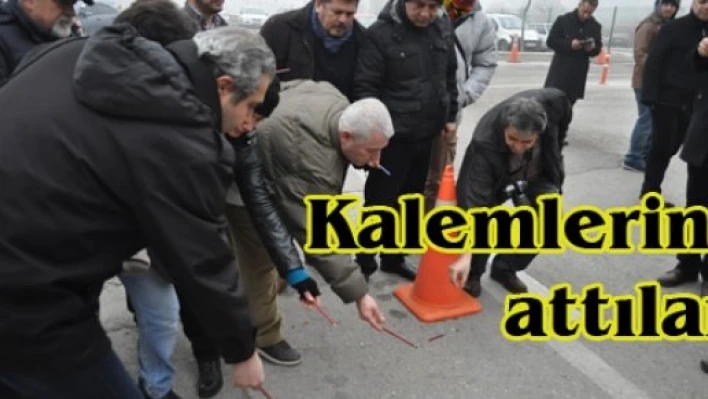 Kalemlerini attılar