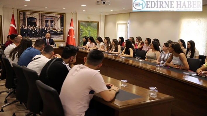 Arnavutluk  öğrencileri Vali Canalp'i ziyaret etti