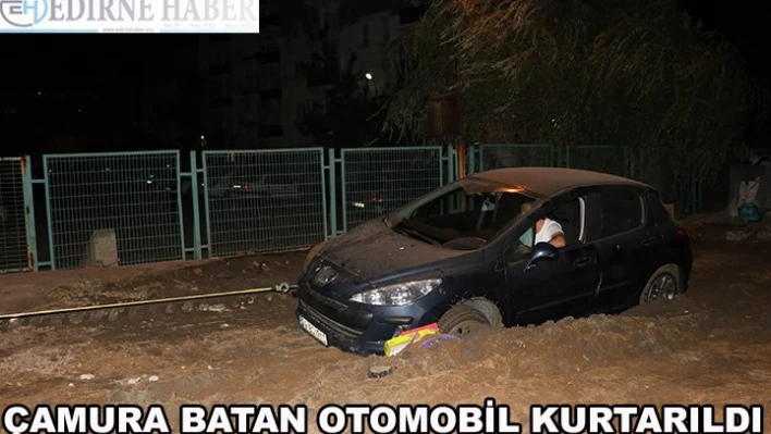 Otomobil çamura battı