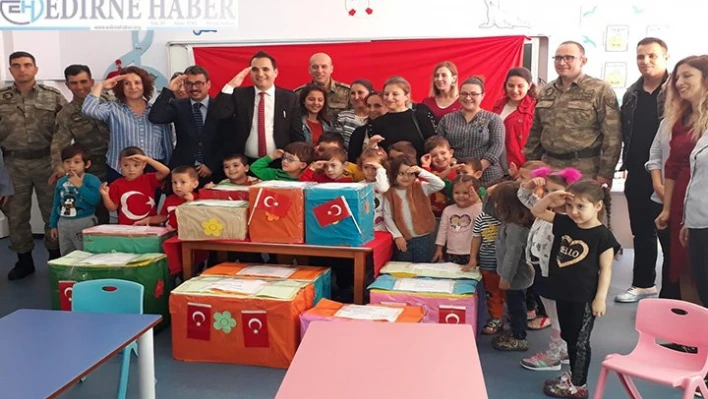Minik öğrencilerden Mehmetçiğe hediye