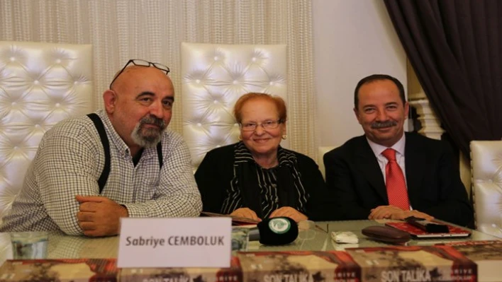 Okurları için imzaladı