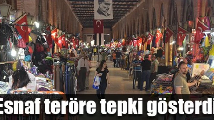 Teröre bayraklı tepki