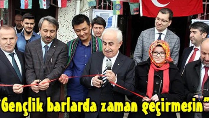 'Gençlik barlarda zaman geçirmesin'