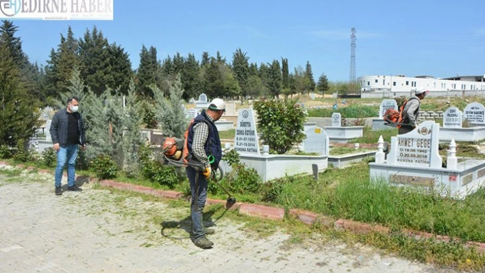 Mezarlıklarda bayram temizliği