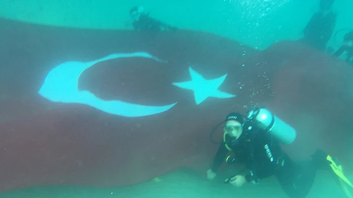 Su altında Türk Bayrağı