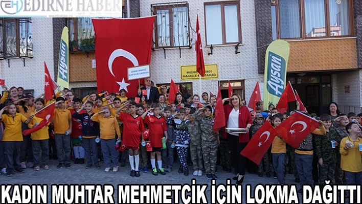 KADIN MUHTAR MEHMETÇİK İÇİN LOKMA DAĞITTI