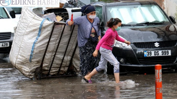 Şiddetli sağanak hayatı olumsuz etkiledi