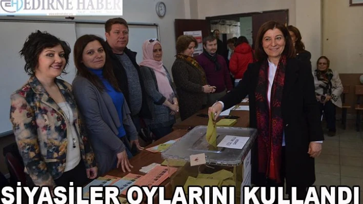 Siyasiler oylarını kullandı