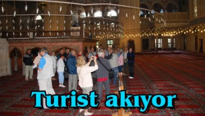 Turist akıyor