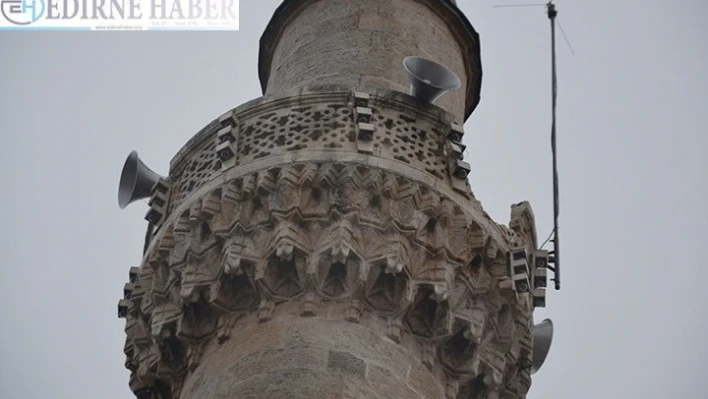 Tarihi cami zarar gördü