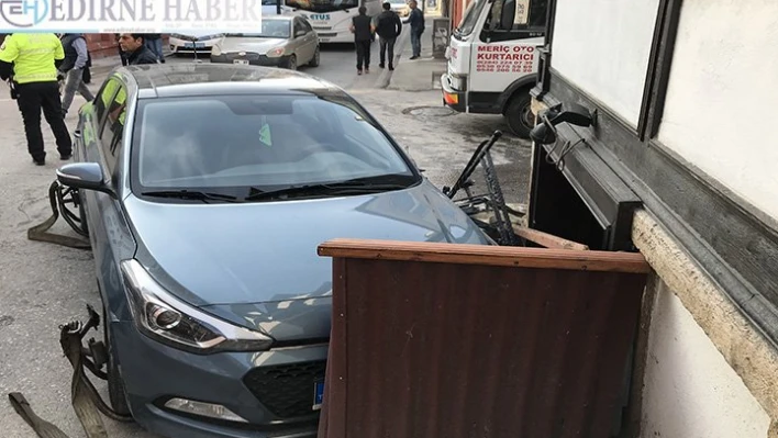 Otomobille servis minibüsü çarpıştı