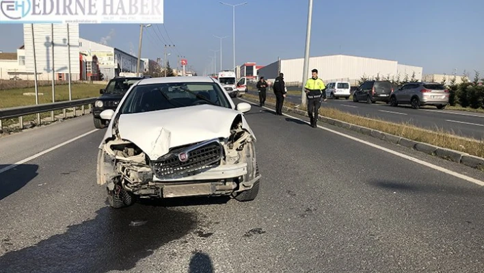 Ehliyetsiz sürücü aydınlatma direğine çarptı