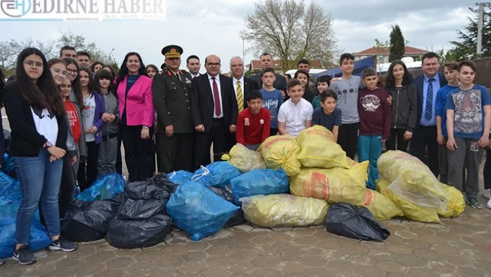 Öğrencilerden Mehmetçik Vakfı'na bağış