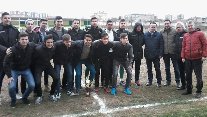 U-19Â  şampiyonluk kupasını törenle aldı
