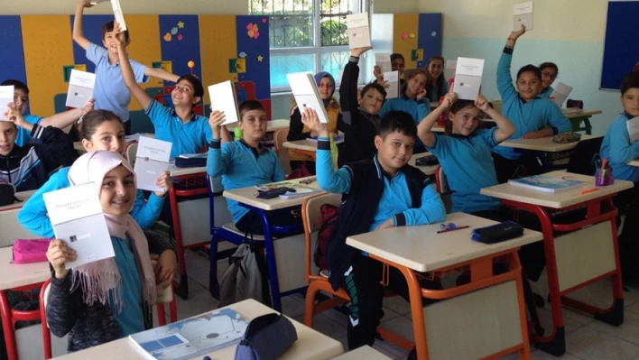Öğrencilere kitap hediyesi