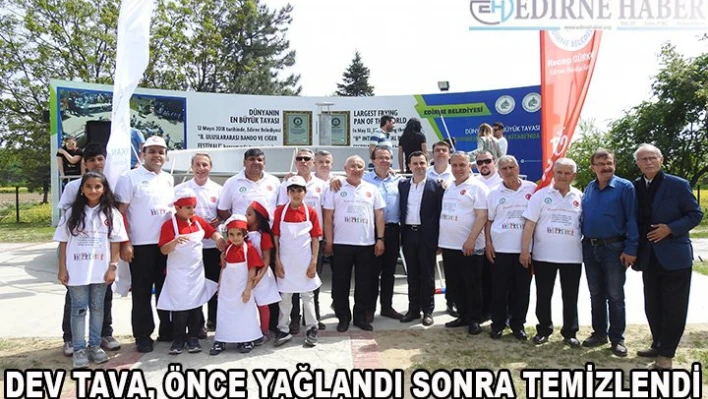 Dev tava, önce yağlandı sonra temizlendi