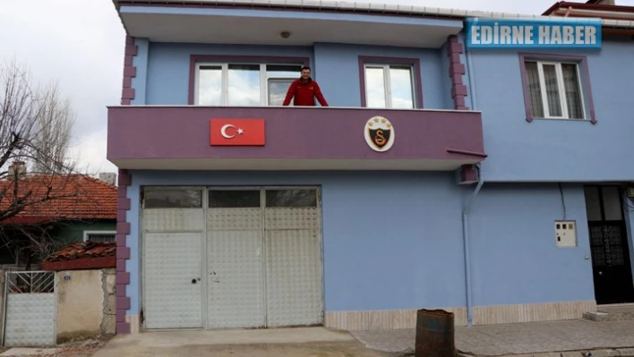 Galatasaray sevgisini evinin balkonuna taşıdı