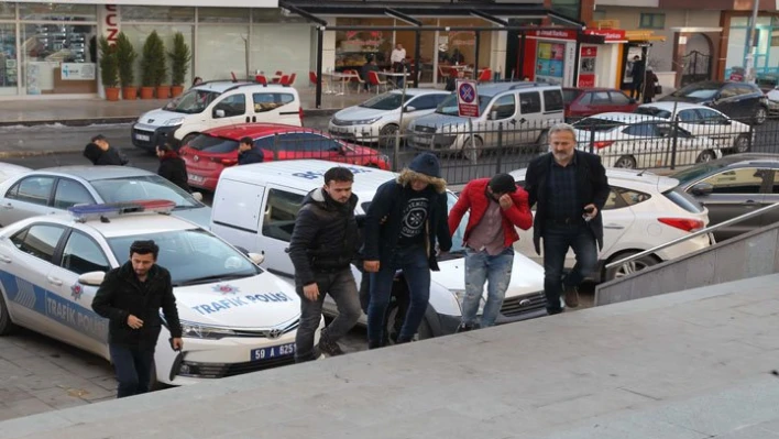 Bıçakla öldürdü