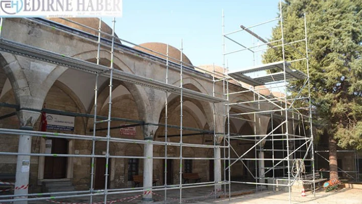 Sokullu'nun yaptırdığı külliyenin kubbelerindeki çalınan kurşunların yerine yenileri örtülüyor