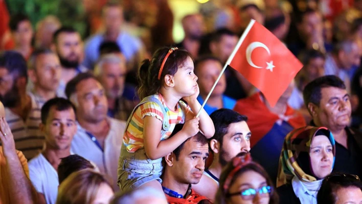 Demokrasi nöbetleri sürüyor