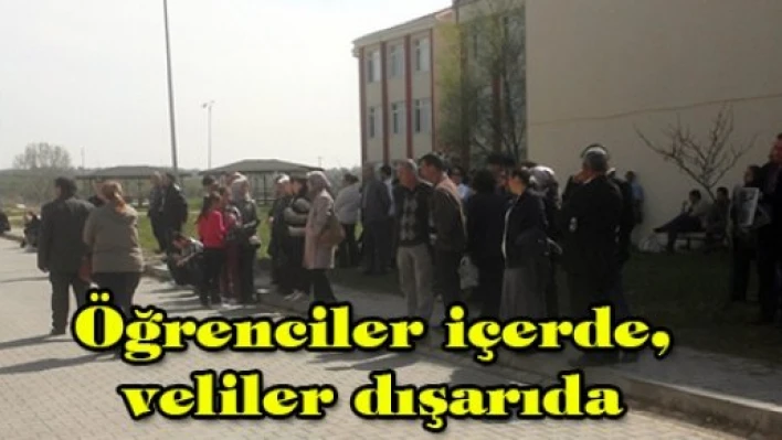Öğrenciler içerde, veliler dışarıda