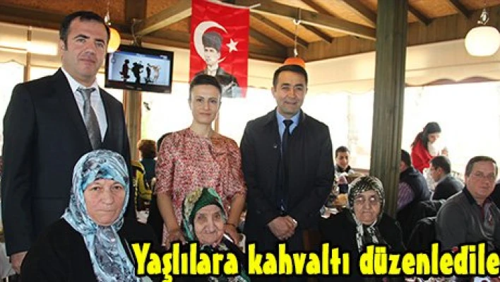 Yaşlılara kahvaltı düzenlediler
