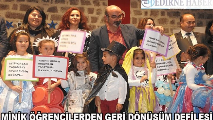 Minik öğrencilerden geri dönüşüm defilesi