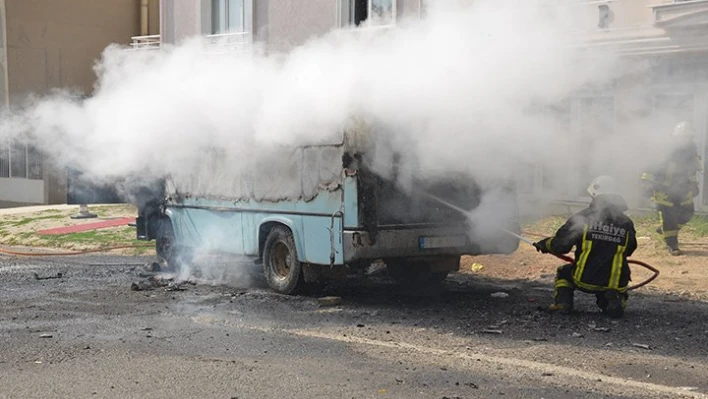 5 otomobile çarptı, yandı