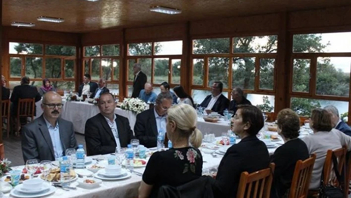Muhtarlarla iftar yaptı