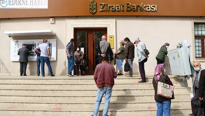 Emekliler maaşlarını çekmeye başladı