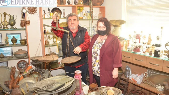 Yöresel ürünler sattığı dükkanında baba yadigarı eski eşyaları sergiliyor