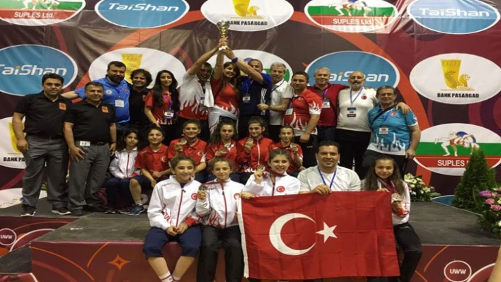 İlk şampiyonaya damga vurdular