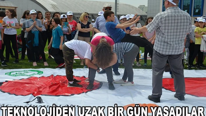 Teknolojiden Uzak Bir Gün Yaşadılar
