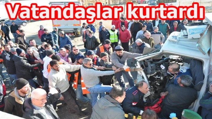 TIR'a çarptı hurdaya döndü