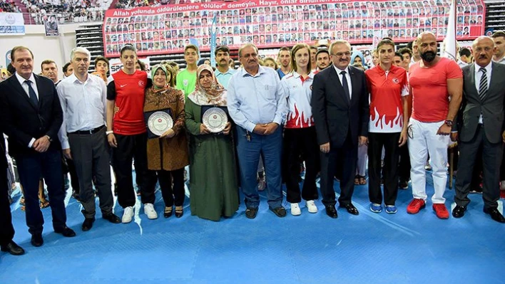 Şampiyonlar şehitlerine ağladı