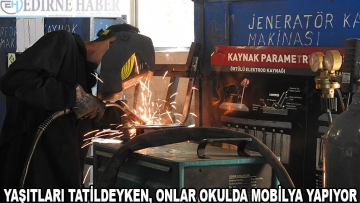 YAŞITLARI TATİLDEYKEN, ONLAR OKULDA MOBİLYA YAPIYOR