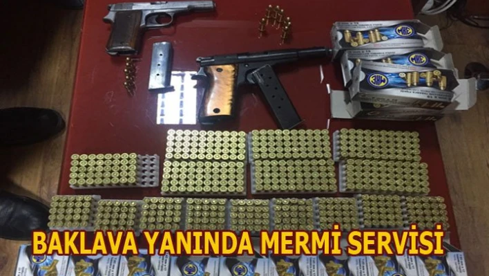Baklava yanında mermi servisi