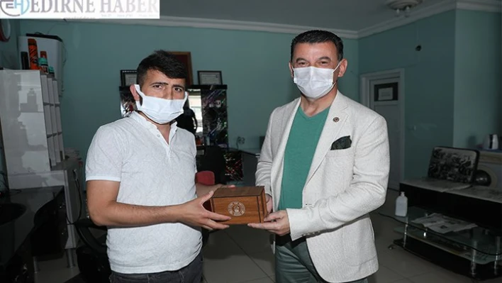 Berber ve kuaförlere atık jilet kutusu dağıtıldı