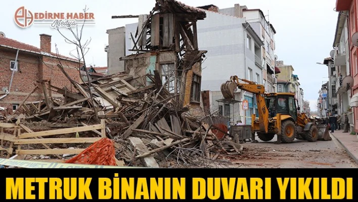 Metruk binanın duvarı yıkıldı