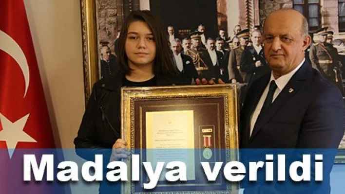 Devlet Övünç madalyası aldı