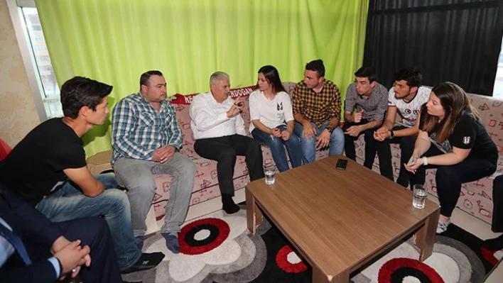 Çay davetini kırmadı