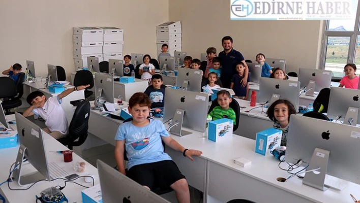 Ortaokul ve liseden önce üniversite ile tanıştılar