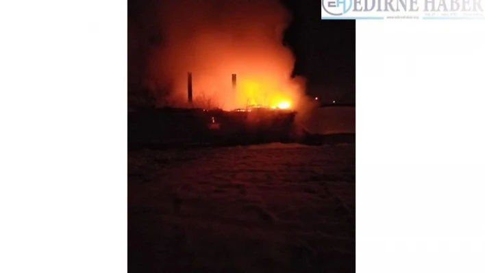 Tekirdağ'da çıkan yangında 3 katlı ev kullanılamaz hale geldi