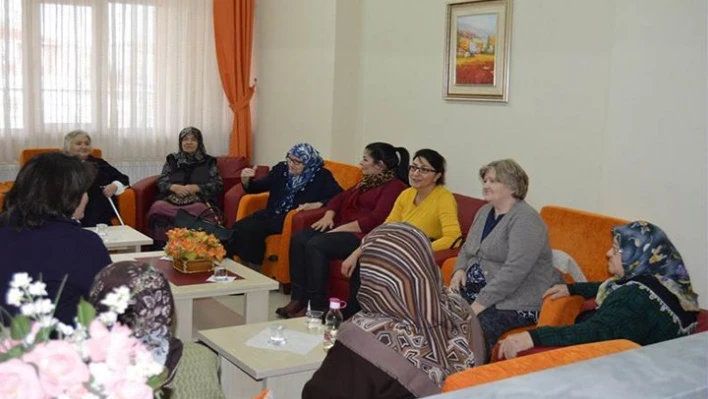 Yaşlılarla bir araya geldi