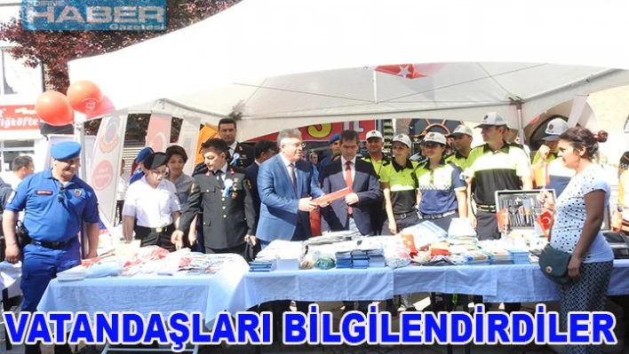 Trafik sorununa üçlü stand açarak dikkat çektiler