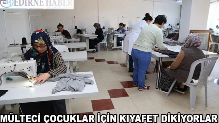 Mülteci çocuklar için kıyafet dikiyorlar
