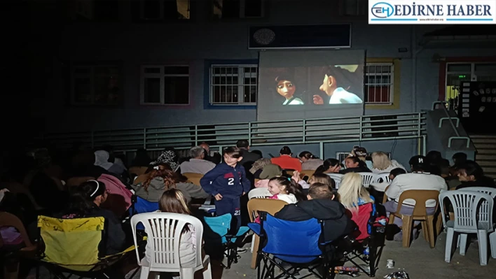 Açık hava sinema gecesi çocukların yüzünü güldürdü