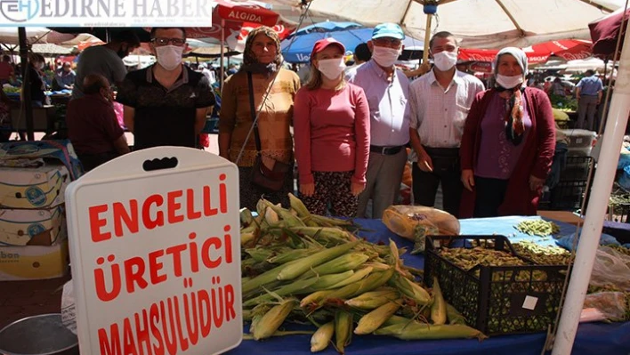 Tarlada yetiştirdikleri sebzeleri pazarda satıyor