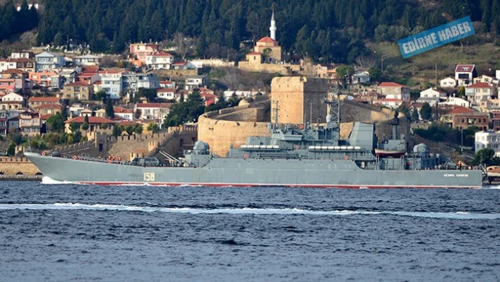 Donanma gemisi Çanakkale Boğazı'nda