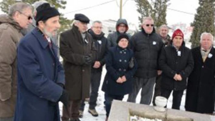 Mezarı başında anıldı